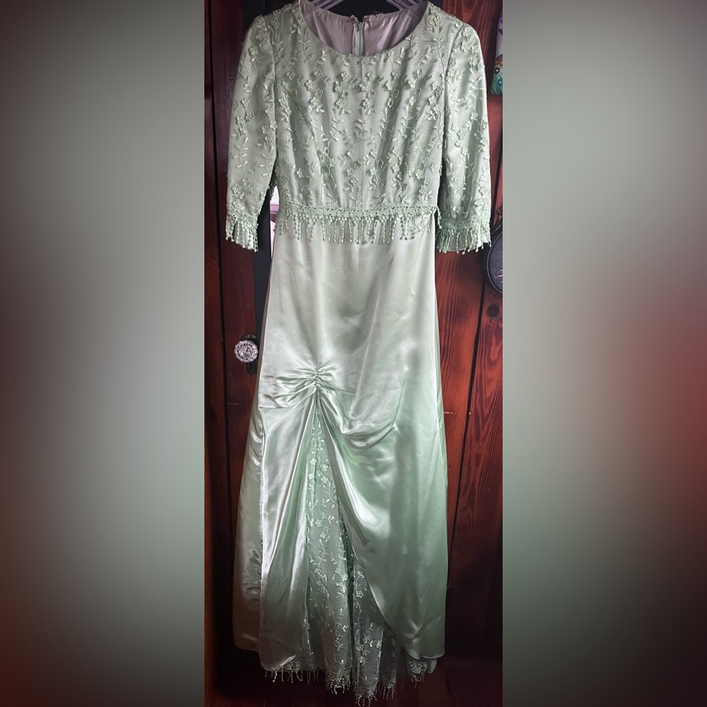 Custom Gown. See photos for measurements.  Model (me) wears a 4/6.
